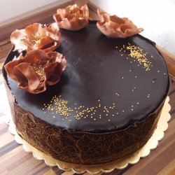 Čokoládový dort s marcipánovými květy